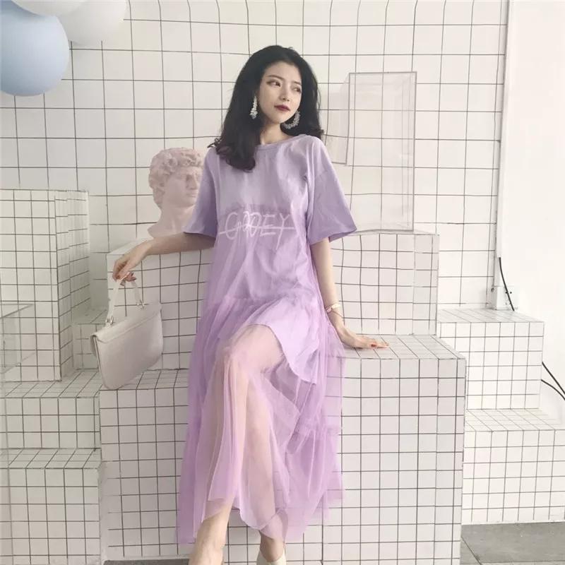 街拍美女：小姐姐高挑迷人的身材，身穿一件冷淡风连衣裙！