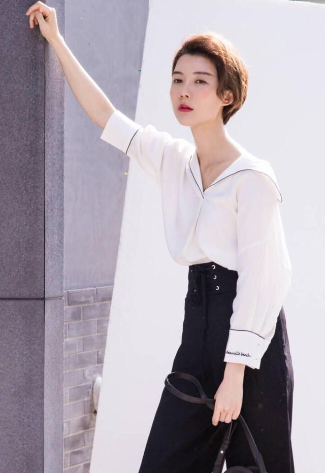 最美的穿搭来一波，服的就是你车晓，一点星架子都没有，够接地气