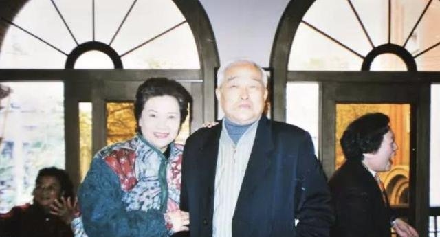  #去世#她红过李谷一，一生演唱800多首歌，丈夫去世，将骨灰放在卧室