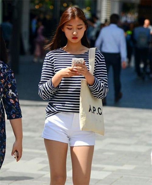  『粉色』街拍：气质温婉的小美女，白色衬衫配上粉色短裙，看起来十分的温婉迷人