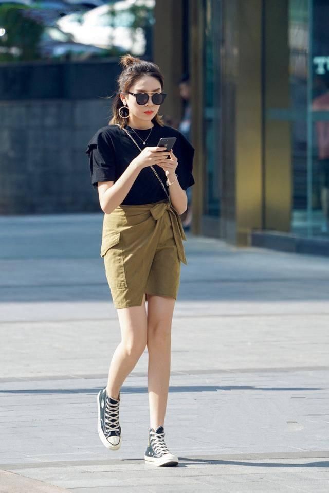 街拍：小姐姐休闲时尚尽显迷人身段，非常有女人味。