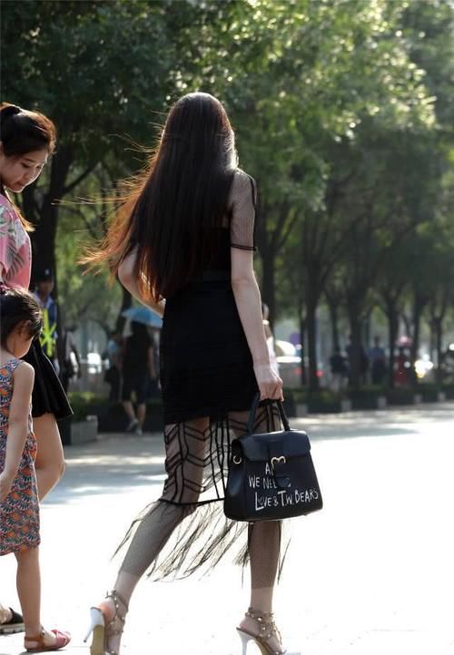  精致@白色尖头细跟铆钉鞋，搭配出精致的效果，黑色纱裙穿搭显瘦