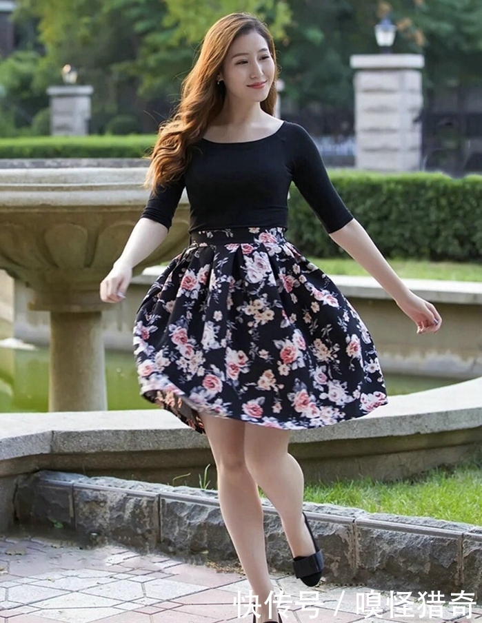 街拍：女生身材不错，演绎成熟唯美的碎花穿搭，让人大饱眼福