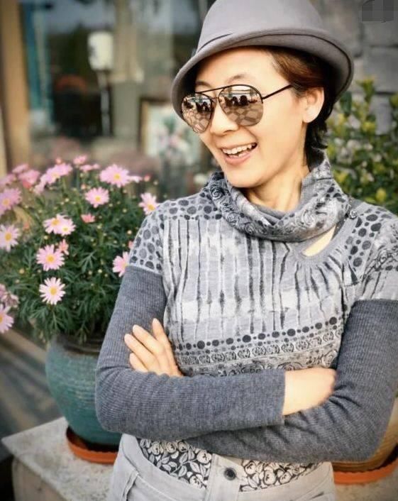  「厉玲」范明妻子晒美照气质出众，夫妻相拥幸福满满，笑容灿烂心情好