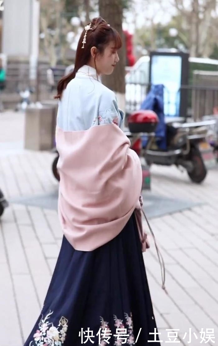  「女人味」街拍：一身汉服打扮，清纯中带着几分女人味，绽放十足的魅力