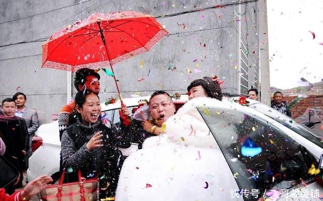  碰到：农村结婚当天，婚车碰到出殡车该怎么办？有什么讲究？