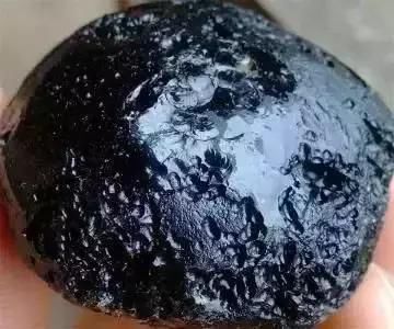 一起来看流星雨竟然说的是稀世珍宝 陨石 雪花新闻