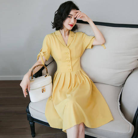 时尚浪漫尽显迷人气场，女人30岁，连衣裙就穿轻龄款