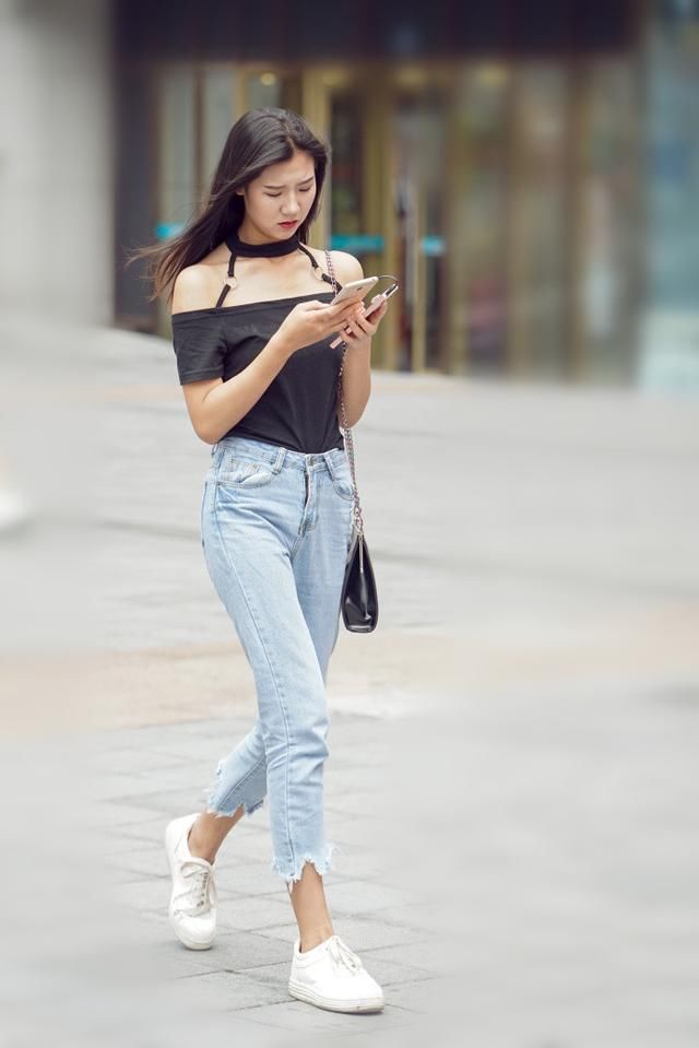路人街拍,简约休闲的牛仔裙怎么搭都充满时尚美