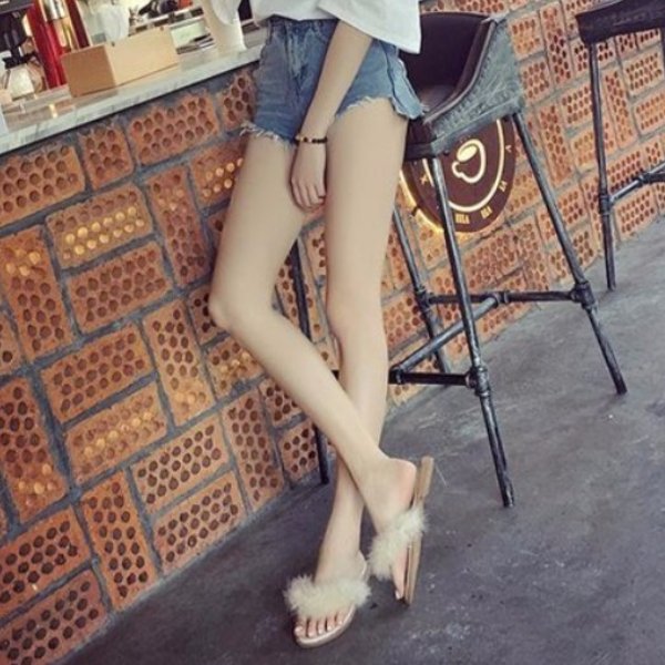 闺蜜新买了一款凉鞋，穿上立马显的气质出众，完全不累脚