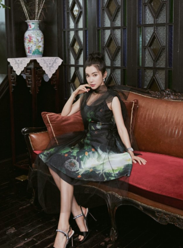 李冰冰:面若桃花，美得让人忘记呼吸!