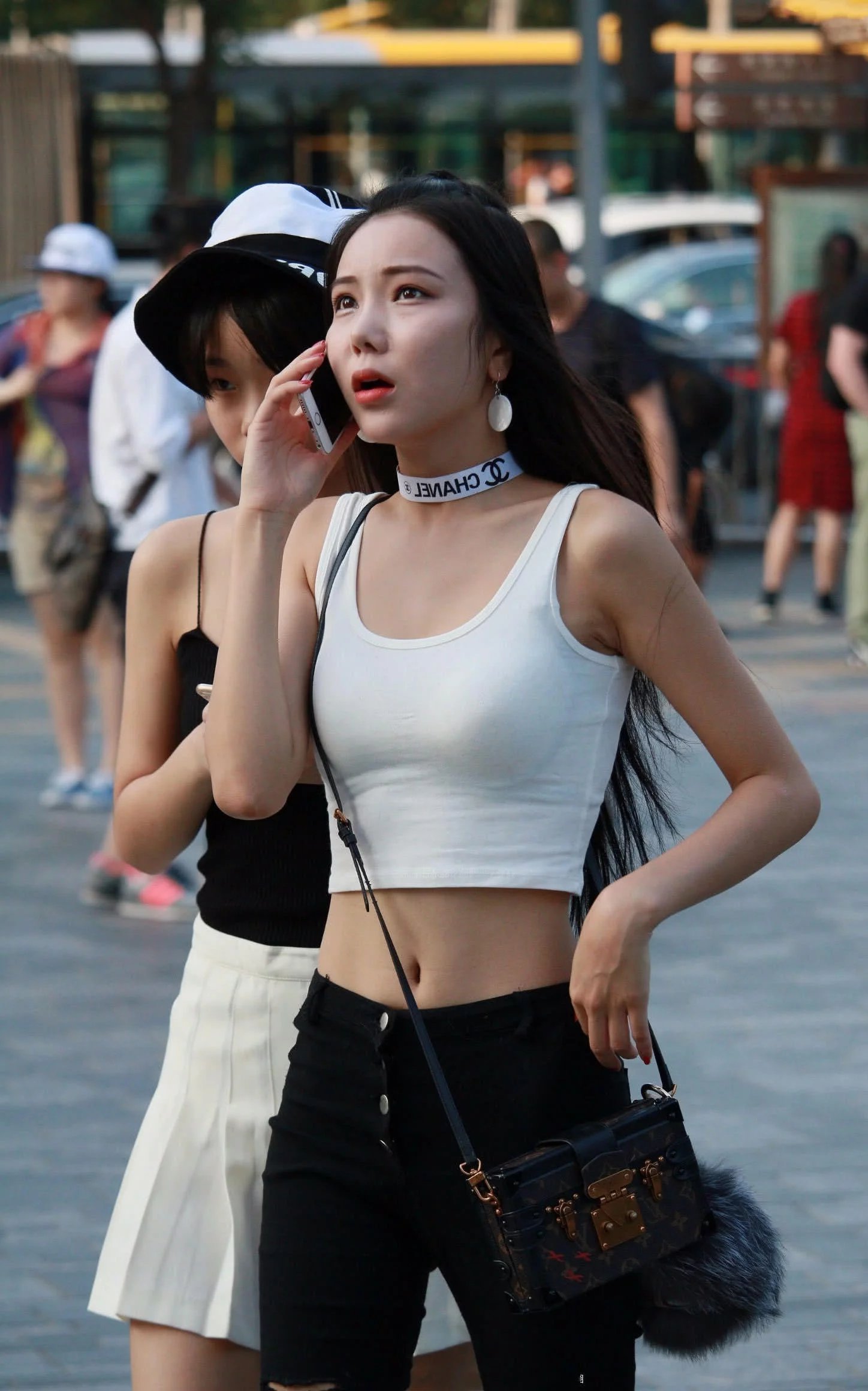 步行街上面的清纯小姐姐，小巧背心裹出傲人上围，牛仔穿搭尽显优