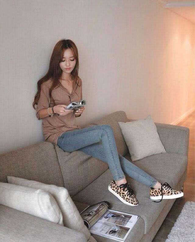 柔美紧身裤穿出妹子俏美风情，傲人曲线与小蛮腰诉说夏日美好