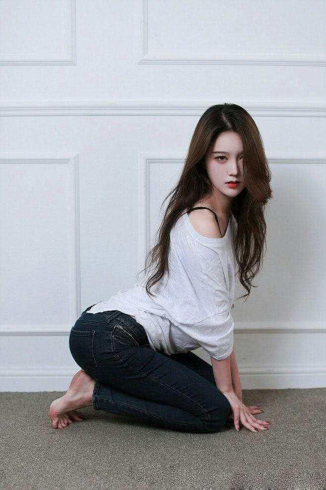 紧身裤线条雅致柔美，穿出性感高贵的女神品味