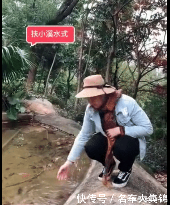 老外模仿中国大妈拍照, 画面过于真实! 网友: 撩水的不是我妈吗