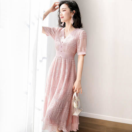 时尚浪漫尽显迷人气场，女人30岁，连衣裙就穿轻龄款