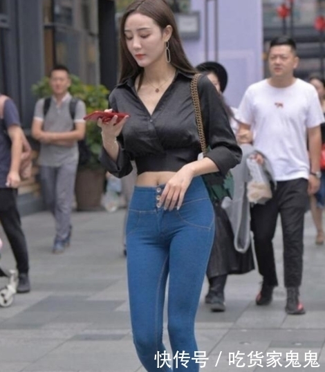 底裤:凸显曼妙身材,散发出迷人的女人韵味,街拍紧身打底裤小姐姐