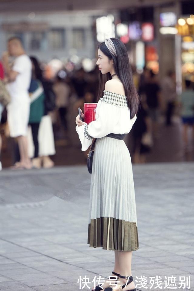 『 美女』露出迷人肩膀，肤色如白雪一般，街拍：美女穿一件漂亮的连身裙