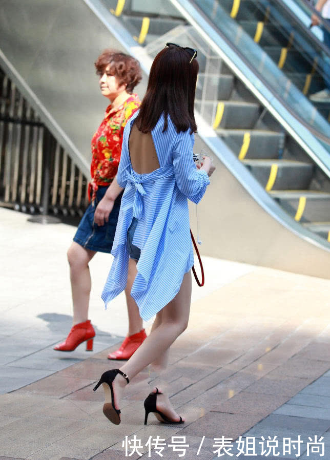 文静小姐姐穿衬衫裙很优雅，一转身小心机在这里，美背细腻光滑很