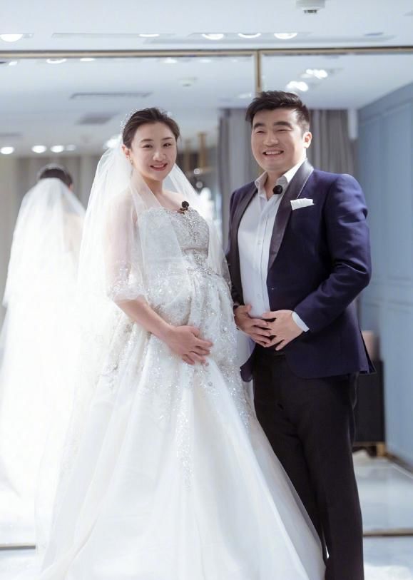  [婚纱照]何雯娜挺着孕肚与丈夫的婚纱照释出，梁超一脸宠溺，十分有爱