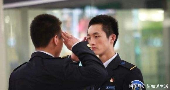  #拒绝#在地铁站如果被警察要求查身份证，可以拒绝吗一名警察说