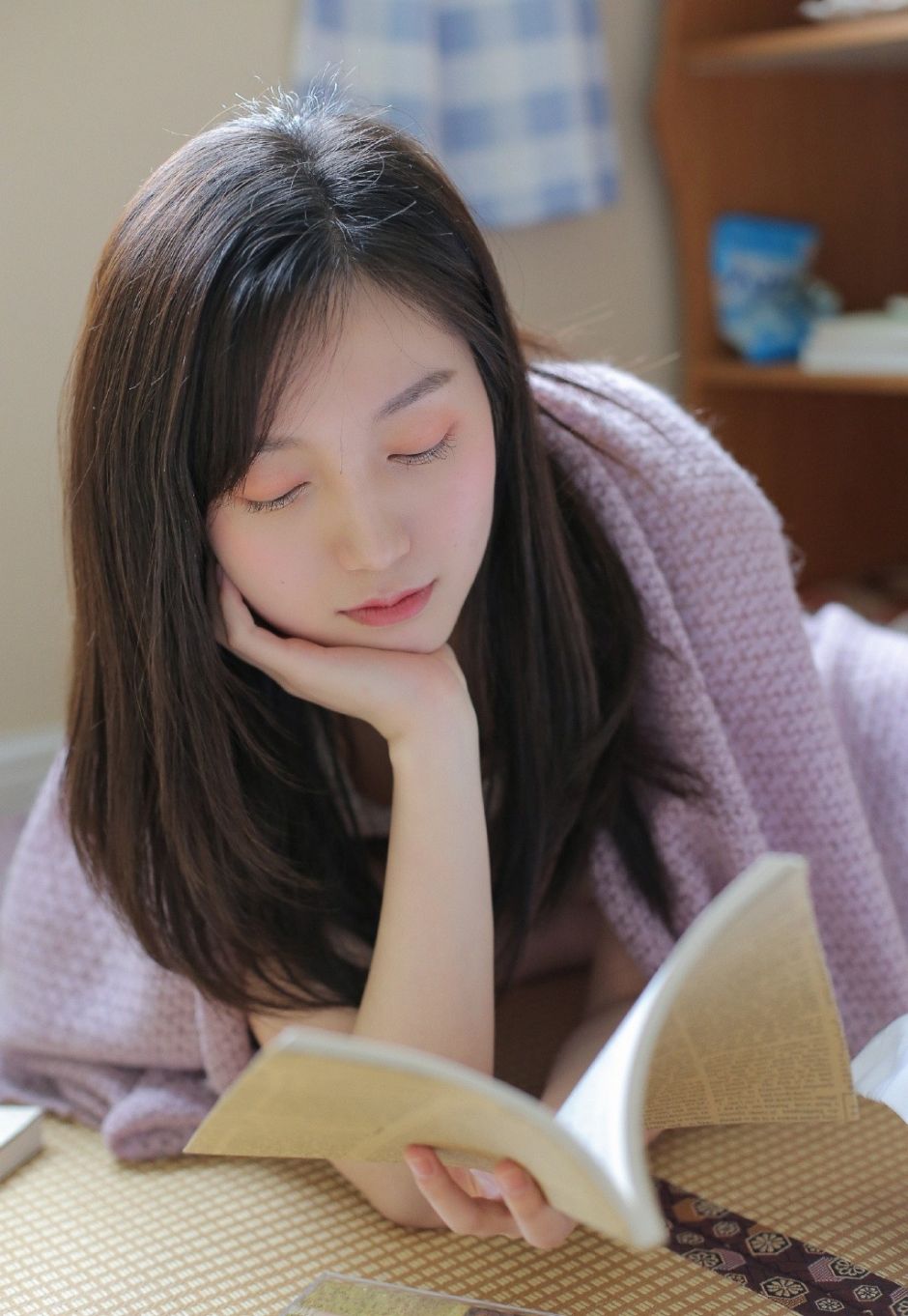 小清新美女，白色吊带短裤迷人写真图片