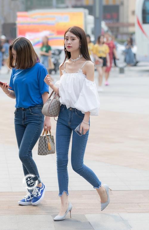 路人街拍，白色吊带搭配紧身牛仔裤的漂亮小姐姐