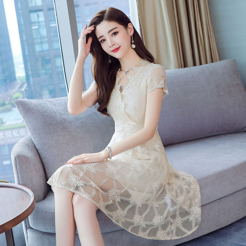 少穿花裙,当下流行“极简色”裙子,40岁女人穿高贵显白嫩,美