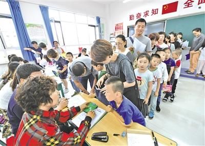 轻信谣言 首府幼升小家长雨夜排队提交材料