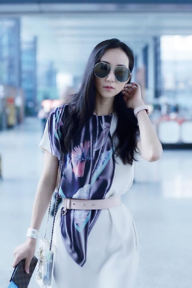 韩雪印花白色连衣裙，腰带扎出蜂腰，腰围怕是连杨幂都比不上