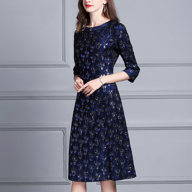 九月这么多秋裙，52岁老婆偏偏挑中了这款棉麻秋裙，虽贵却很美