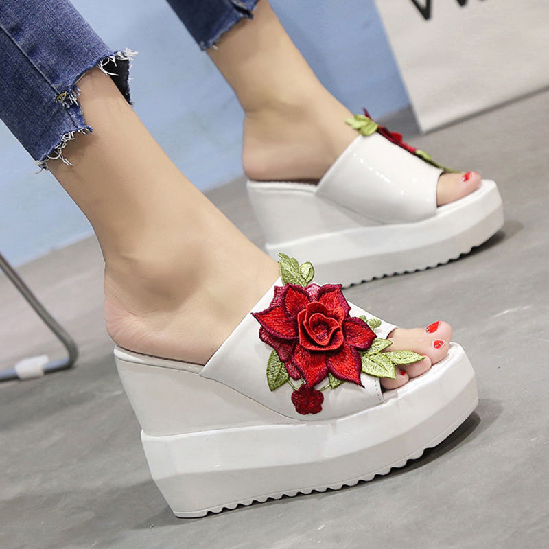 老式凉鞋别穿了，闺蜜送了我新款凉鞋，不得不说，她的眼光就是好