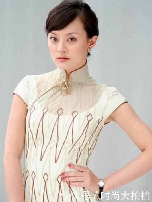 30岁赵丽颖穿旗袍，33岁戚薇穿旗袍，网友：杨幂是来搞笑的吧？
