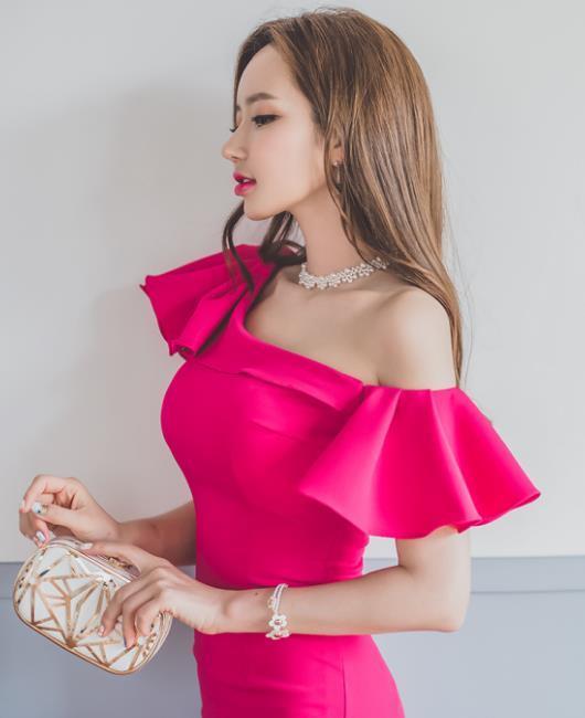 连衣裙|李妍静,一件玫红色的斜肩连衣裙