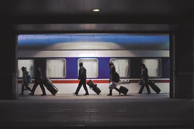 巨变十年间 游子归家路