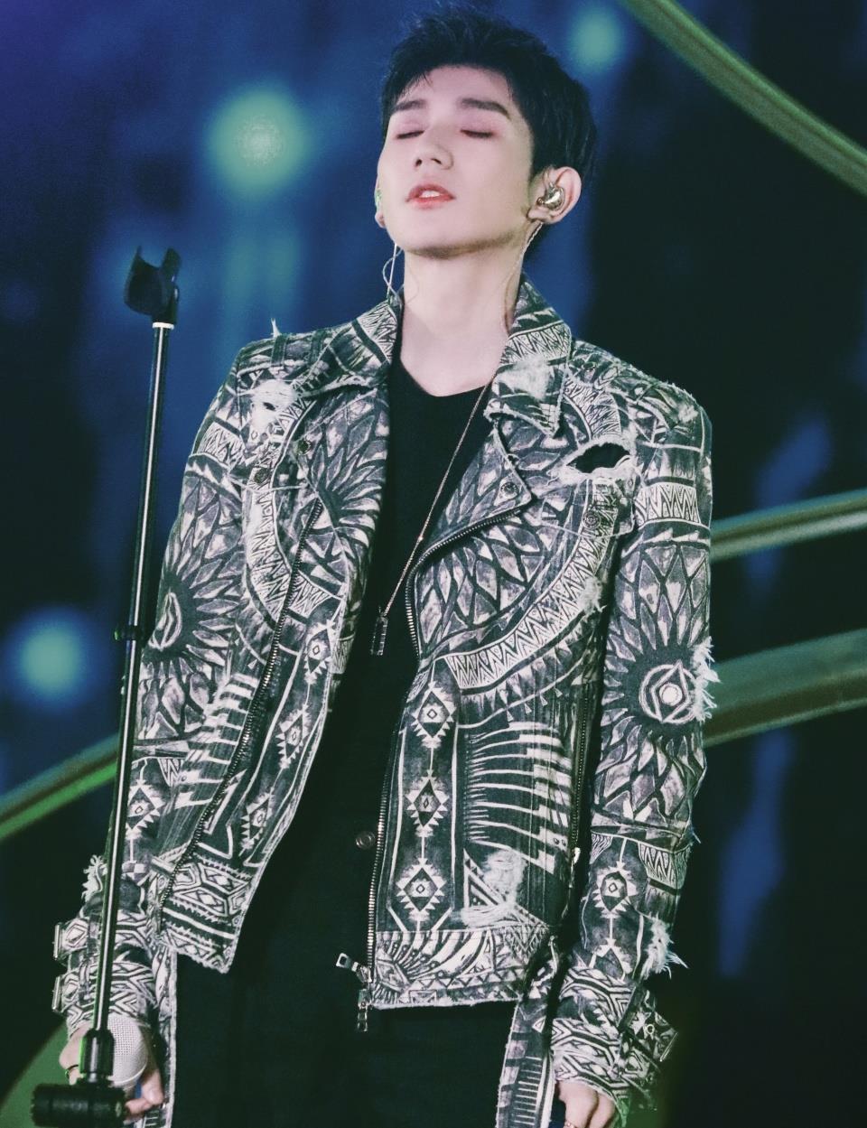 王俊凯提醒王源千玺坐好