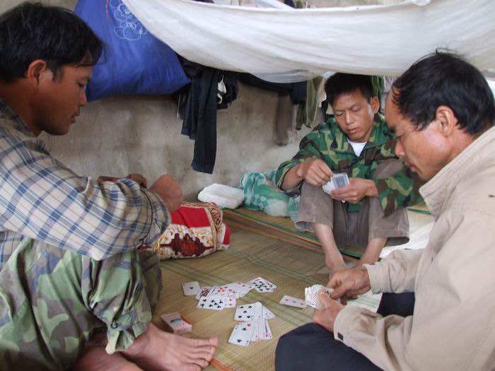  [恶习]农民朋友注意！在外打工，这三类东西不能沾，弄不好“家