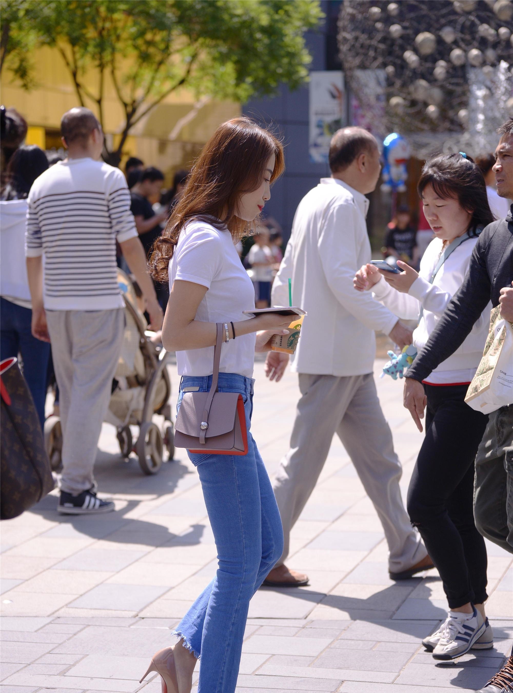  「气质」秋季可以这样穿，牛仔裤搭配高跟鞋，好看时尚显气质