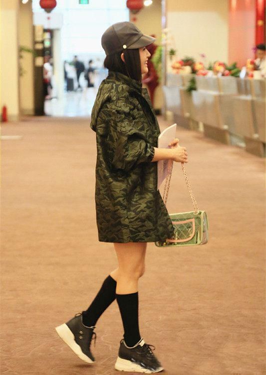 做了多年玉女，杨钰莹似乎倦了，如今47岁时尚大气，穿衣像少女