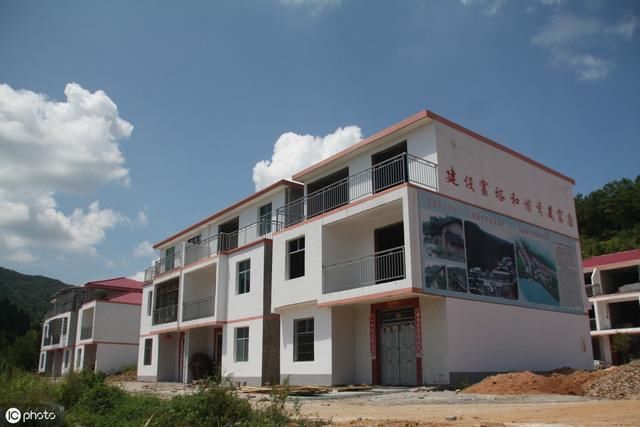 农村现在很流行彩钢顶，不论是新老房子，都爱加一层彩钢顶，为啥