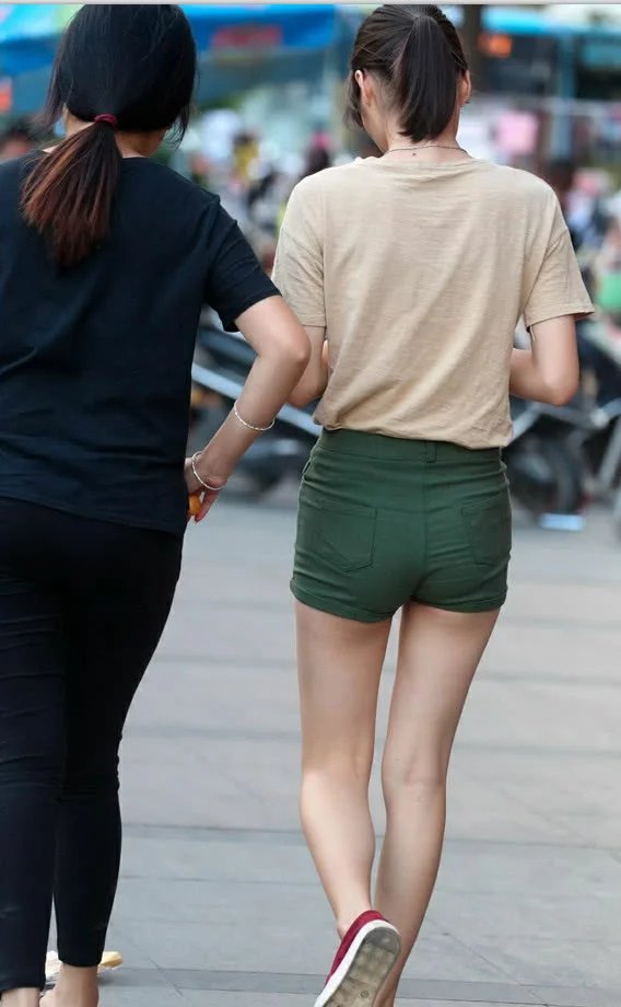 性感白皙小姐姐，和闺蜜走在大街上，曼妙的身姿让人不自觉多看两