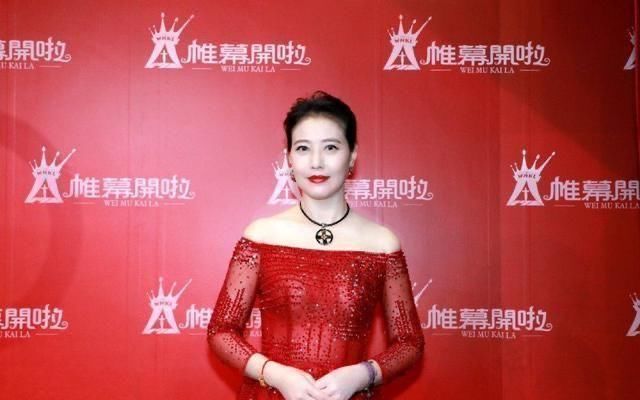 『女人』上了年纪的女人,穿红色连衣裙更有高级感