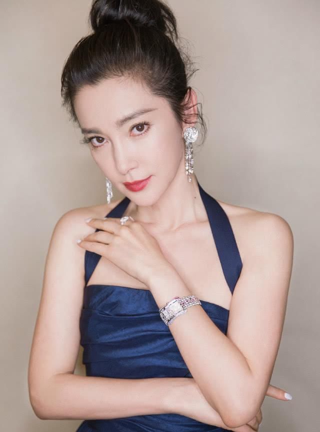 『 李冰冰』不怕勒吗？，46岁李冰冰穿吊带裙潮翻！吊带交叉还在脖子上绕一圈