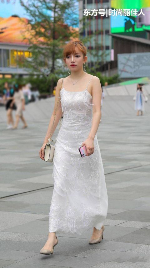  『精致』性感又洋气的白色流苏吊带裙，身材好的姑娘才能穿出精致感觉