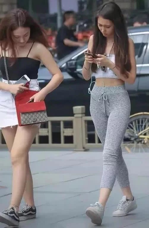 气质小姐姐健美好身材，运动紧身裤大秀紧绷好身材，就喜欢小粗腿