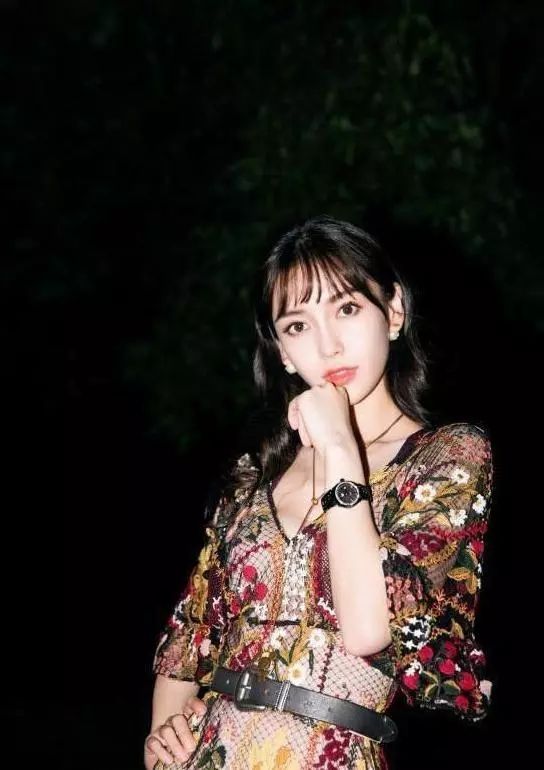 辣妈杨颖穿镂空裙出席活动，身材纤细苗条淑女范十足，美出新天际