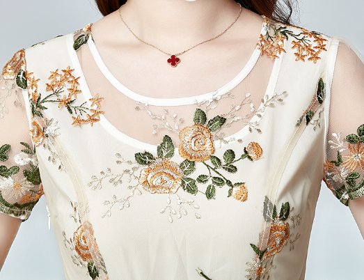 七月到了，47岁老婆换上这气质裙，好有女人味，逛街满满回头率