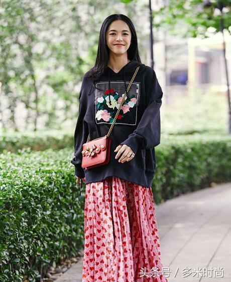 秋天用一条半身裙，穿出百变造型！