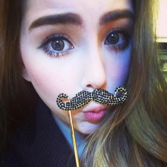 蕾哈娜KarlieKloss喜提彩色睫毛，要不你也来一个？