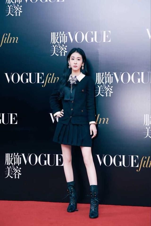 张碧晨不仅是实力歌者，还是艺术爱好者，网友：看她裤子就知道了